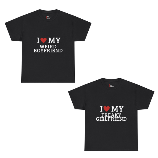 Lustiges T-Shirt „I Love My Freaky Girlfriend x I Love My Weird Boyfriend“ von Fast Bundle, farbige Druckgrafik auf weißem Shirt